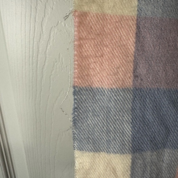 100% Cashmere Scarf Made in Scotland Plaid Pastels Blue Cream Pink Fringe - Picture 7 of 7